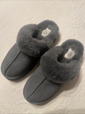 Like NEW UGG wedge slip on